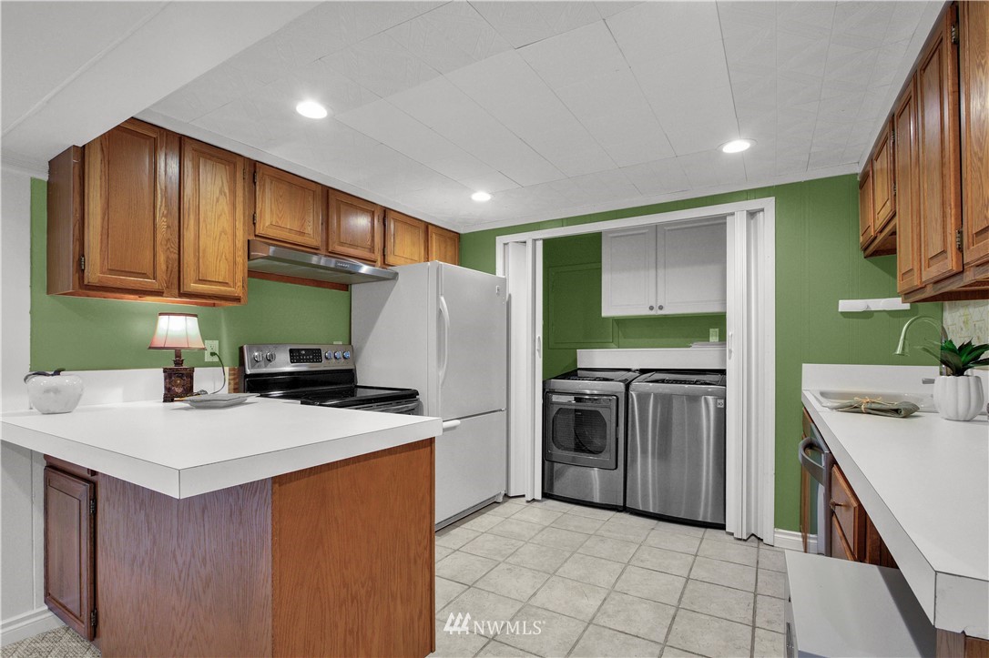 7002 Soundview Drive Gig Harbor, WA 98335 - Photo 26 of 33 a kitchen with a sink a stove and refrigerator
