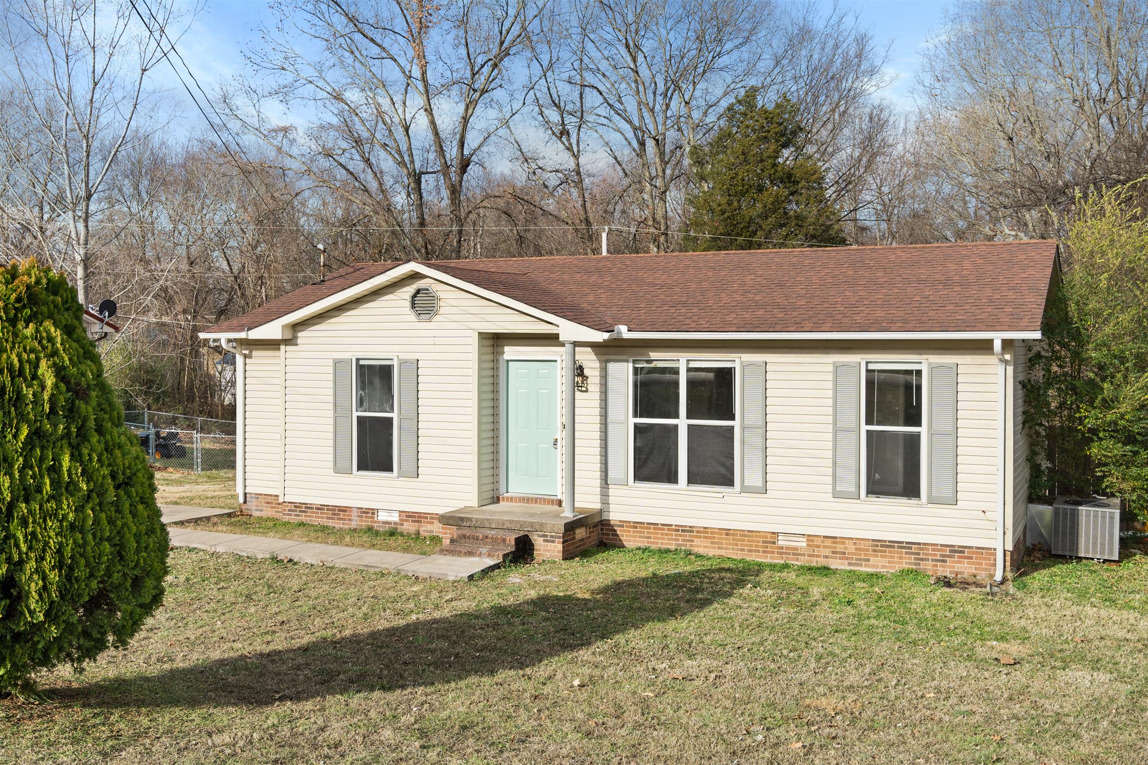 Welcome to 21 Cable Rd. Oak Grove, KY