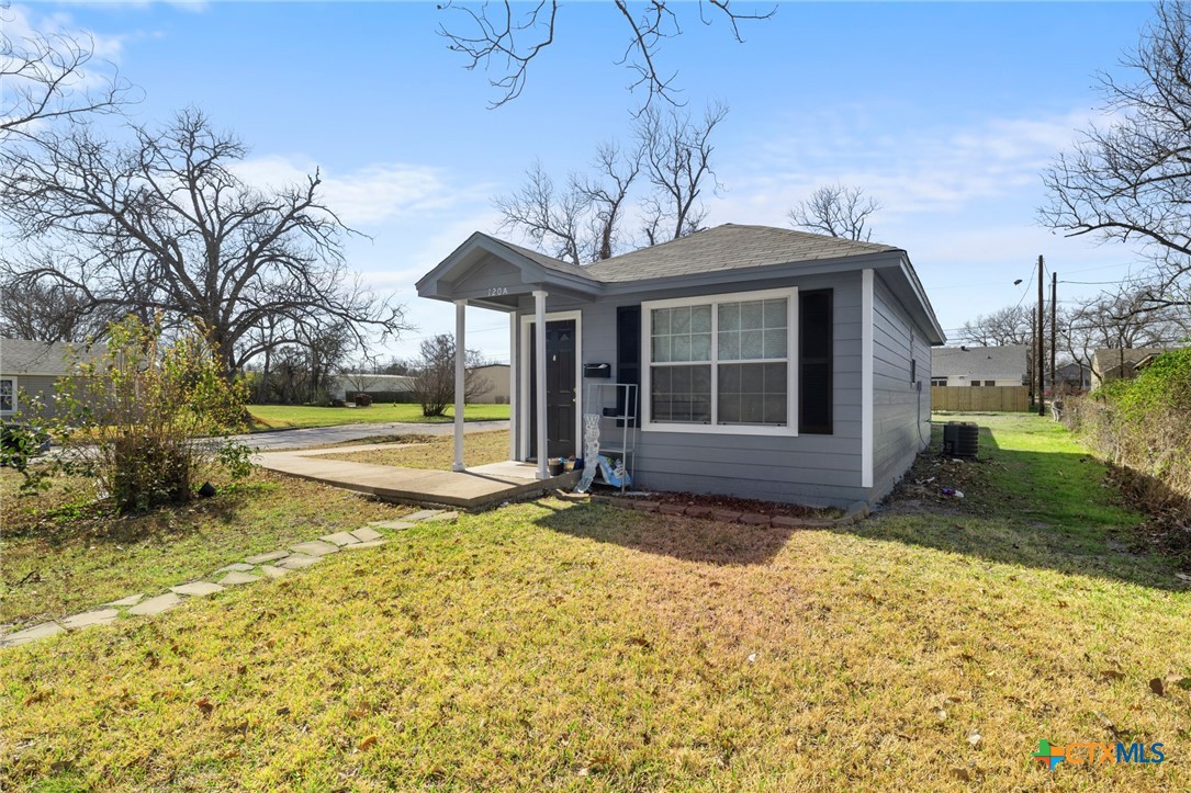 120 South 23rd Street Temple, TX 76504 - Photo 3 of 12 a view of a house with a yard