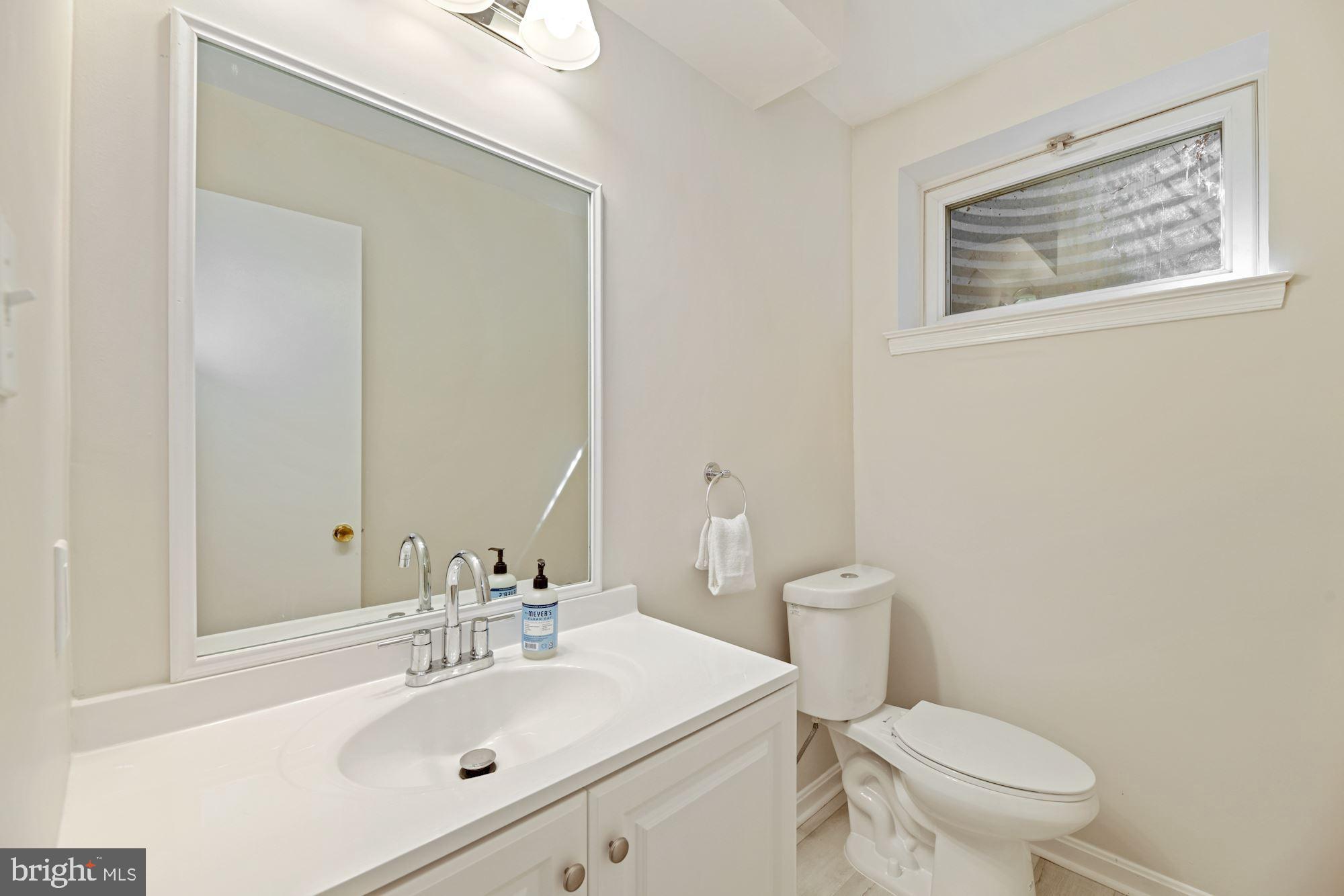 5228 Perth Court Springfield, VA 22151 - Photo 11 of 26 a bathroom with a toilet a sink and mirror