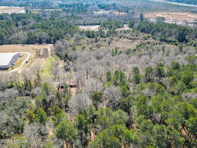 a view of a yard with a house