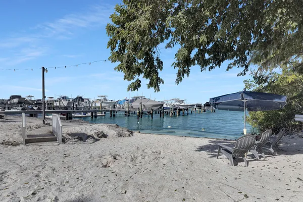 a view of a yard and dinning area
