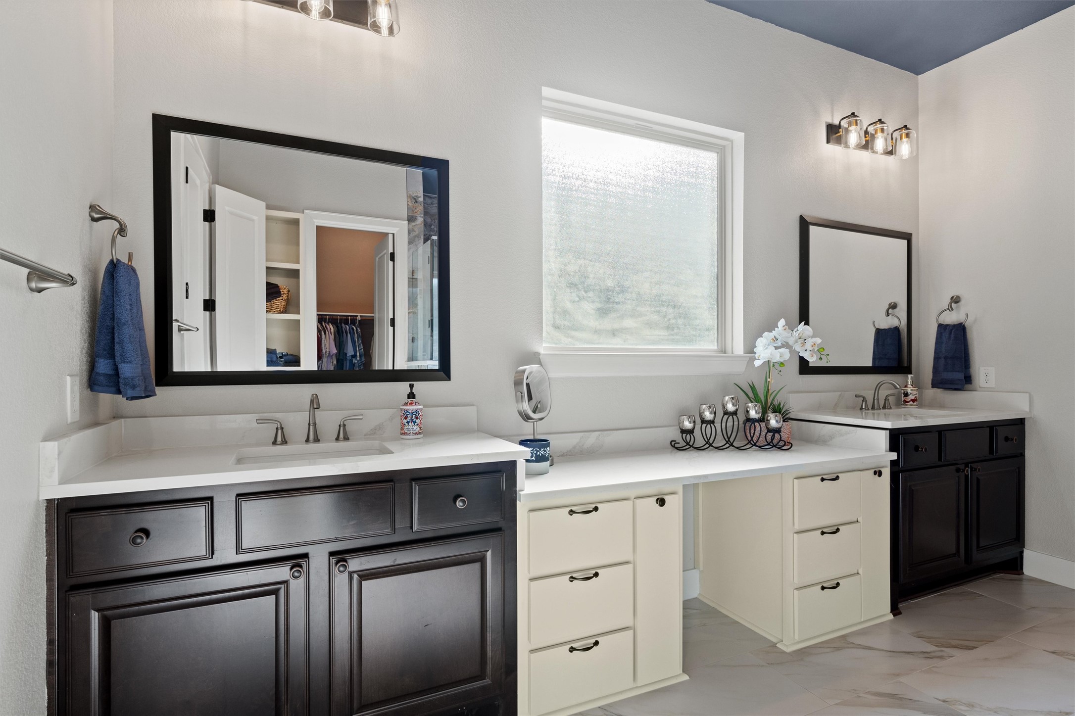 4005 Haight Street Round Rock, TX 78681 - Photo 21 of 40 a bathroom with a sink and a mirror