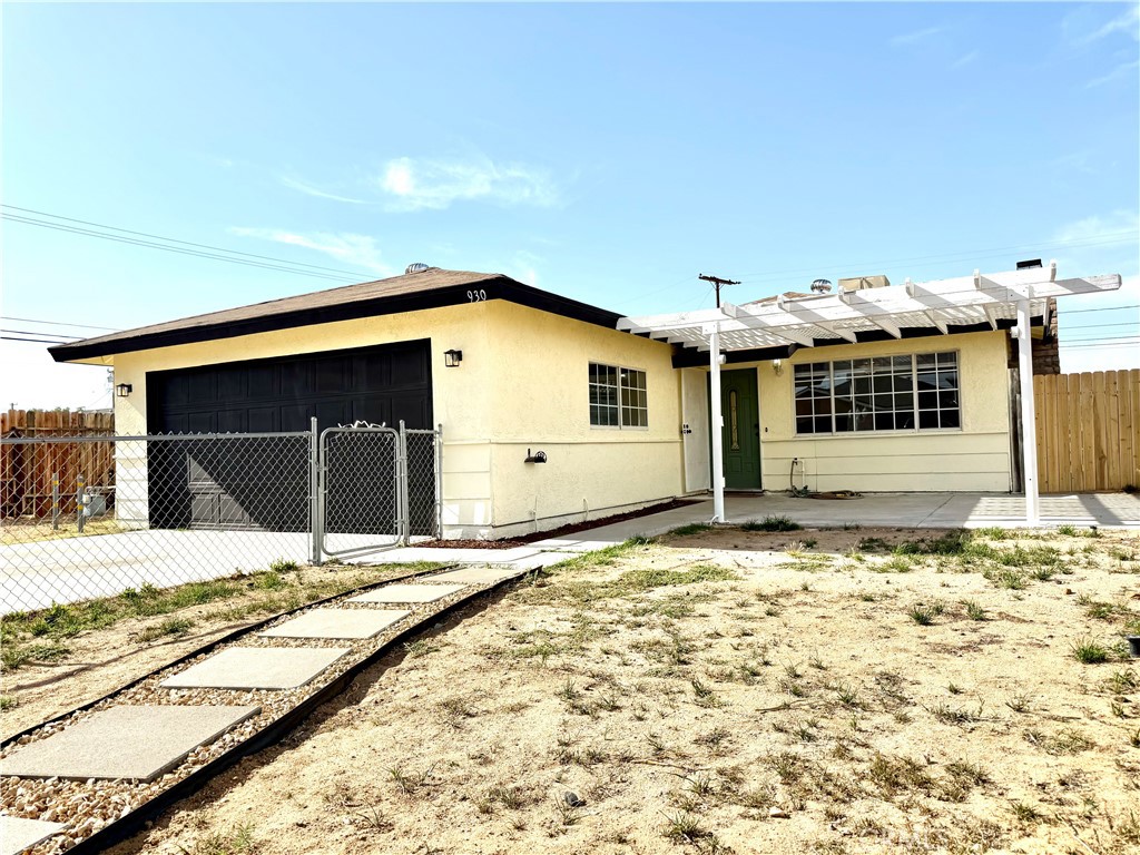 930 West Franklin Avenue Ridgecrest, CA 93555 - Photo 3 of 31 a house with a outdoor space