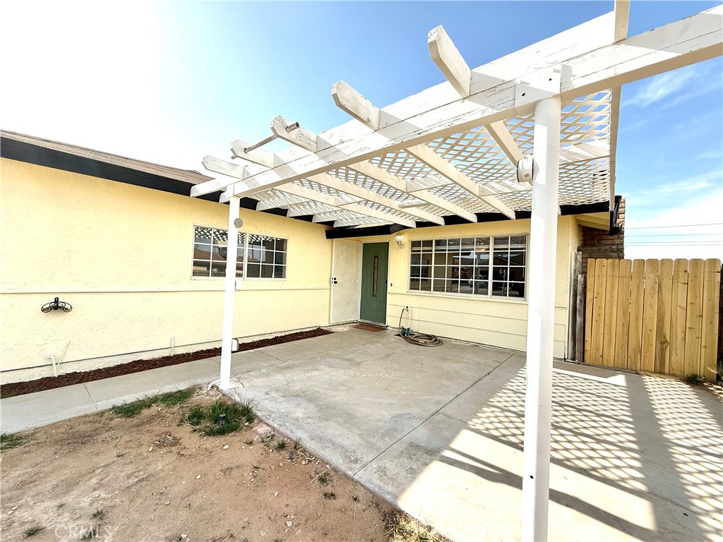 930 West Franklin Avenue Ridgecrest, CA 93555 - Photo 4 of 31 a front view of a house with a large window