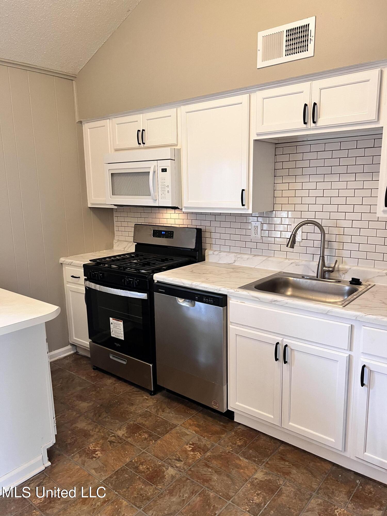 7537 Rockingham Drive Southaven, MS 38671 - Photo 4 of 12 New appliances