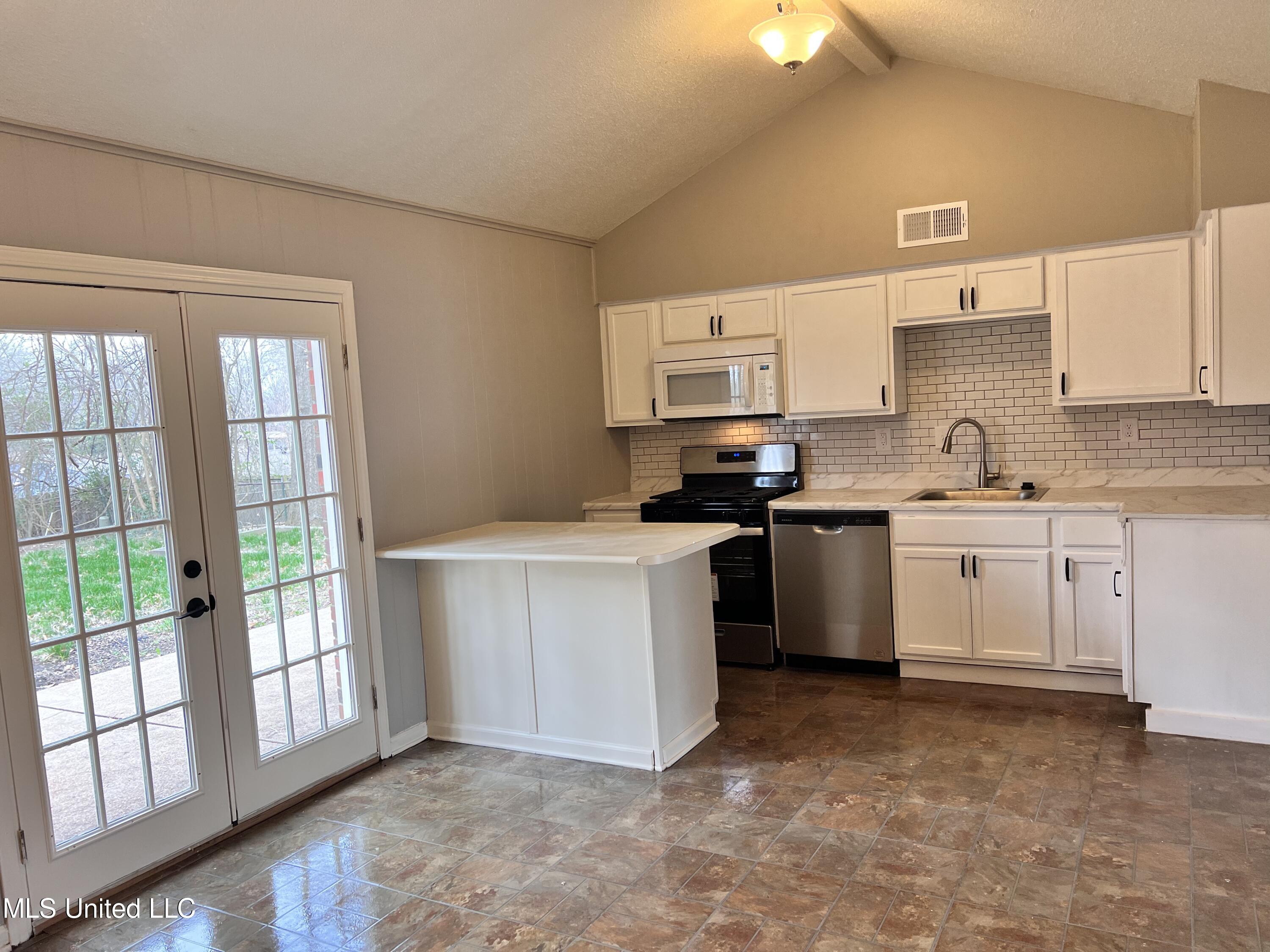 7537 Rockingham Drive Southaven, MS 38671 - Photo 7 of 12 eat in kitchen