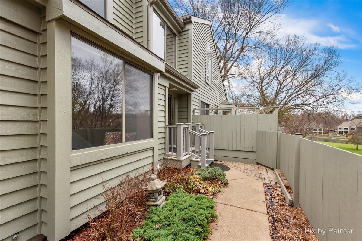 904 Shoreline Road, Unit 925 Lake Barrington, IL 60010 - Photo 2 of 46 Gallery Image 2
