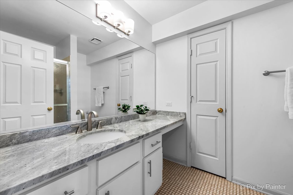 904 Shoreline Road, Unit 925 Lake Barrington, IL 60010 - Photo 21 of 46 Gallery Image 21