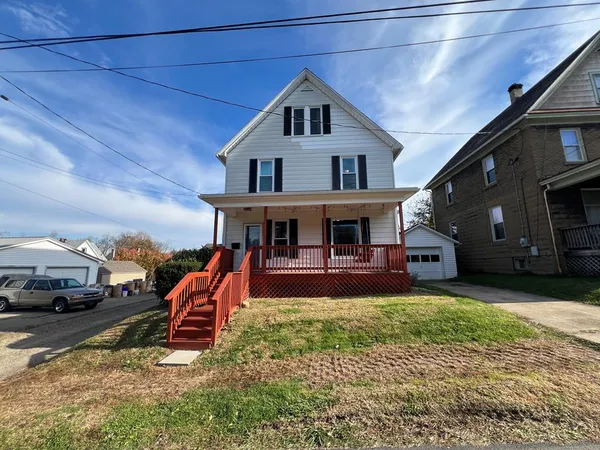 a view of a house with a yard