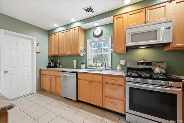 $749,000 | 21 King Street, Hampton Bays, NY 11946