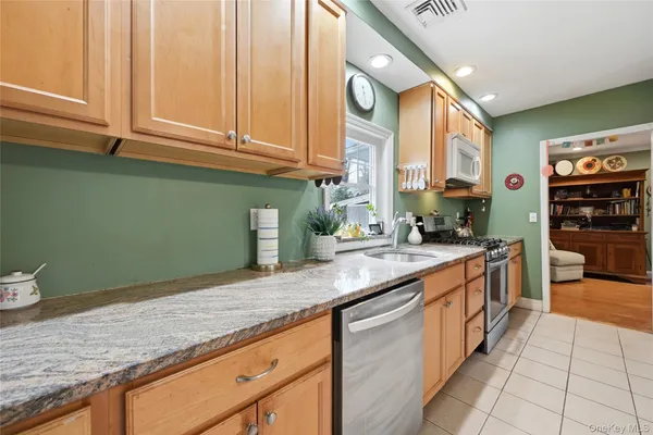 $749,000 | 21 King Street, Hampton Bays, NY 11946