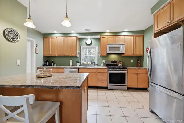 $749,000 | 21 King Street, Hampton Bays, NY 11946