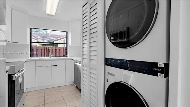 a view of empty room with window