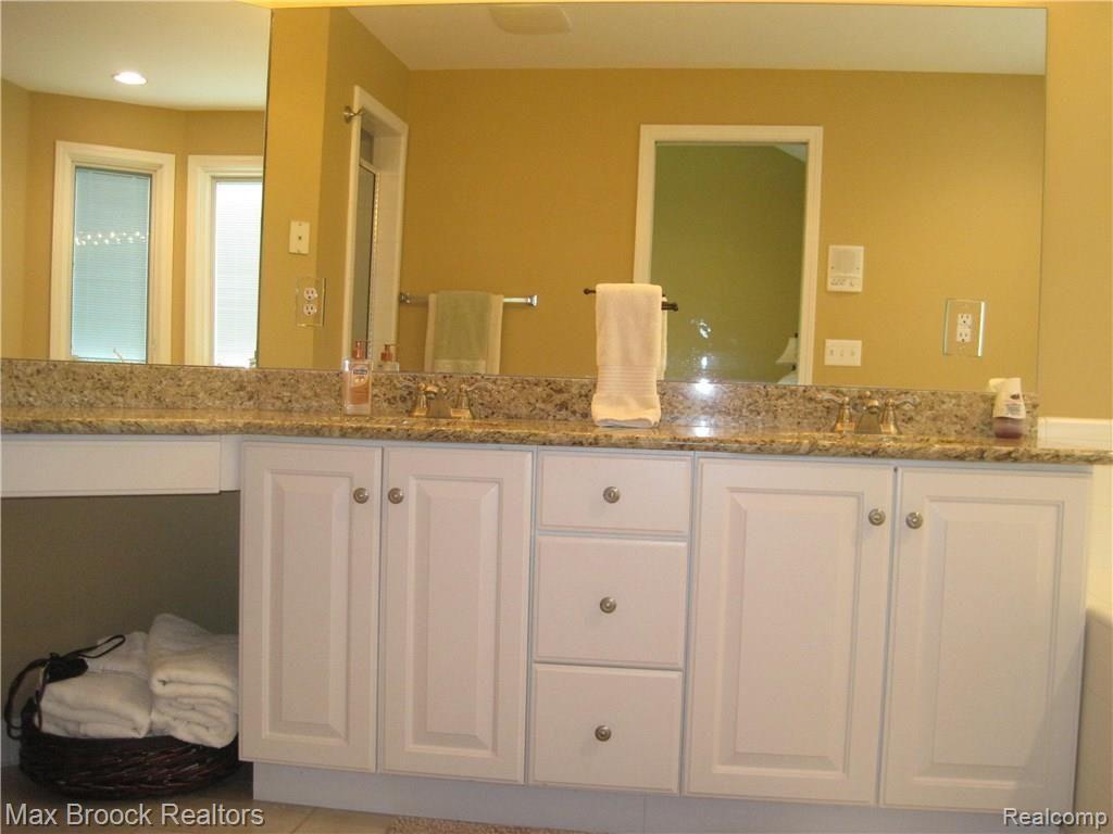 7265 Rabbit Ears Pass, Unit 35 Clarkston, MI 48346 - Photo 29 of 54 Master bath2.JPG