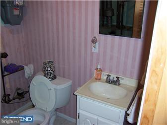 128 Richfield Road Upper Darby, PA 19082 - Photo 3 of 11
