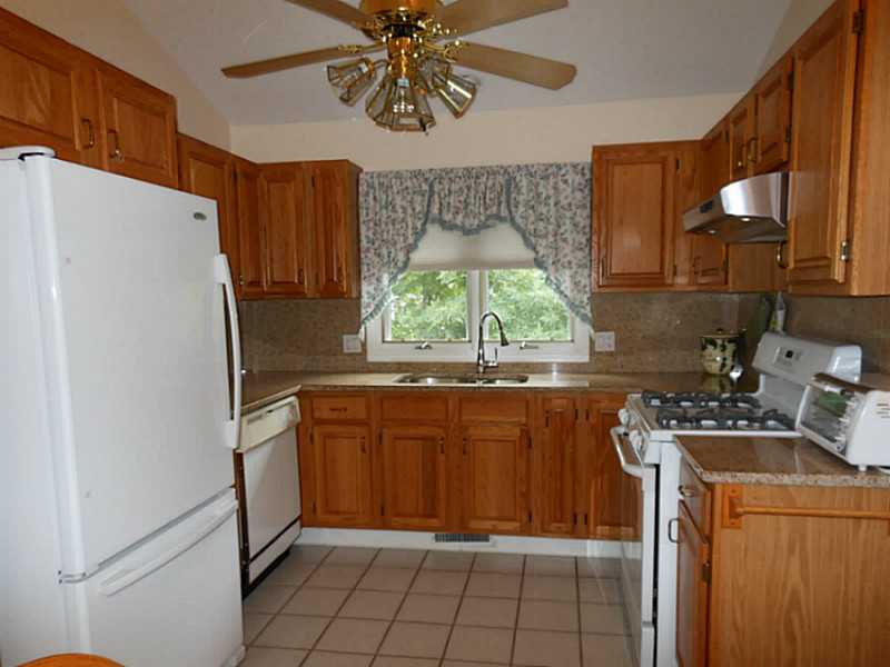 308 Dean Ridge Court, Unit 308 Cranston, RI 02920 - Photo 8 of 25 Kitchen.