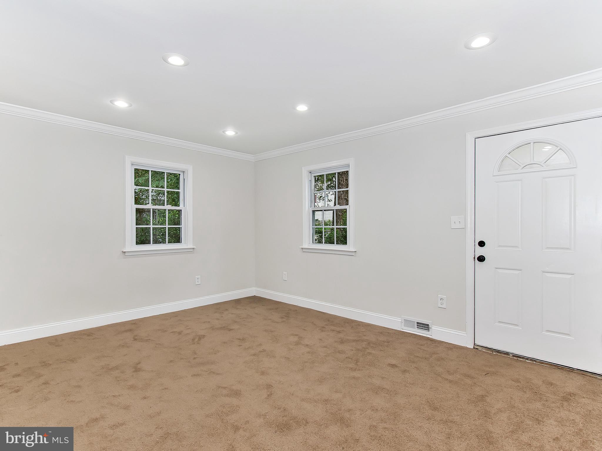 7014 East Forest Road Landover, MD 20785 - Photo 6 of 24 Living Room