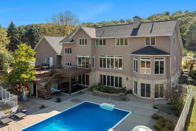 $949,900 | 2345 South Oak Drive, Red Wing, MN 55066