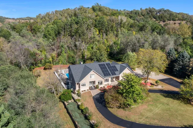 $949,900 | 2345 South Oak Drive, Red Wing, MN 55066