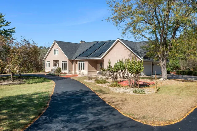 $949,900 | 2345 South Oak Drive, Red Wing, MN 55066