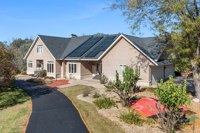 $949,900 | 2345 South Oak Drive, Red Wing, MN 55066