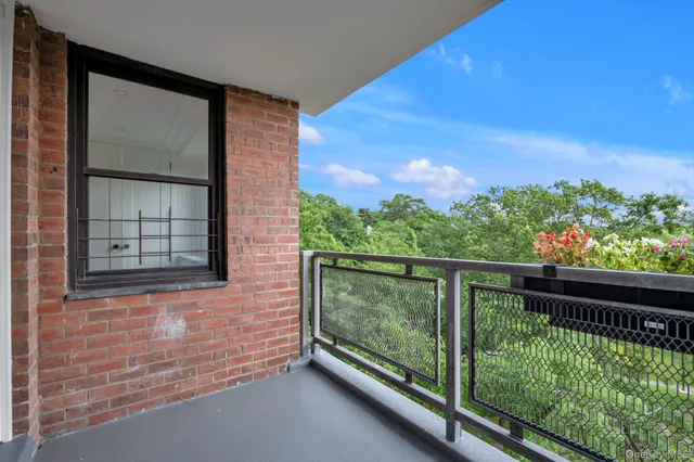 $699,999 | 4705 Henry Hudson Parkway West, Unit 6J | Riverdale