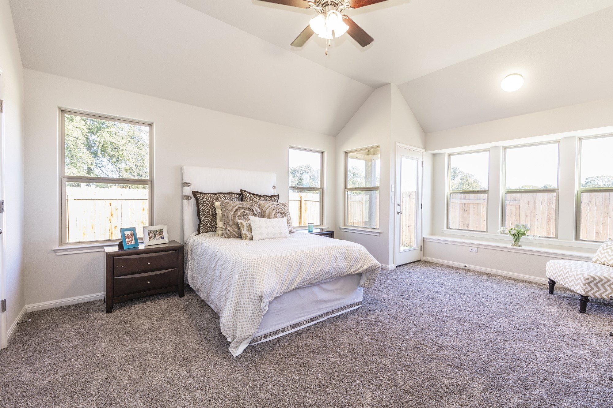 2725 Hopi Path Leander, TX 78641 - Photo 25 of 30 A spacious chamber with soaring vaulted ceilings and plush carpeting.