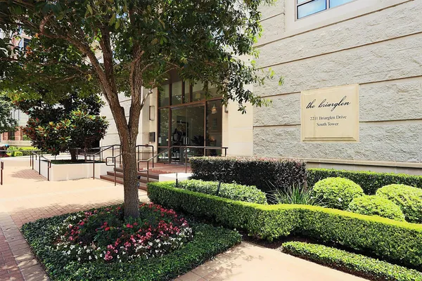 a view of a yard with a fountain