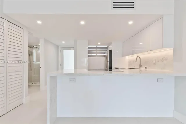 $3,350 | 1665 Bay Road, Unit 522, Miami Beach, FL 33139