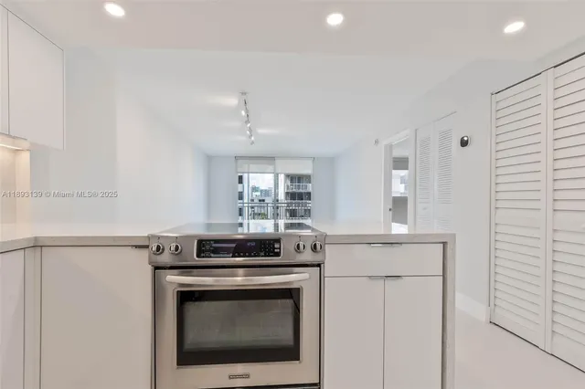 $3,350 | 1665 Bay Road, Unit 522, Miami Beach, FL 33139