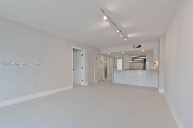 $3,350 | 1665 Bay Road, Unit 522, Miami Beach, FL 33139