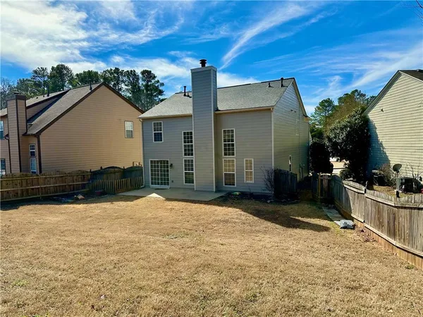 a view of a house with a yard