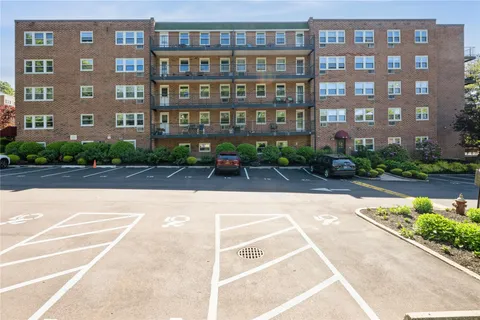 $315,000 | 32 Pearsall Avenue, Unit 1C, Glen Cove, NY 11542