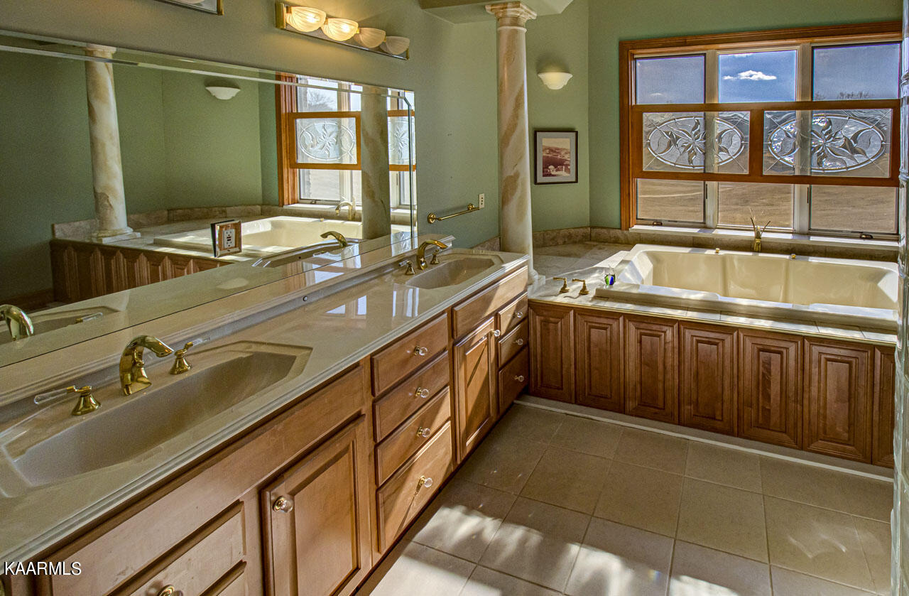 127 Santee Way Loudon, TN 37774 - Photo 14 of 37 Master Bath