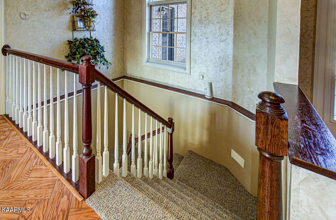 127 Santee Way Loudon, TN 37774 - Photo 22 of 37 Stair case