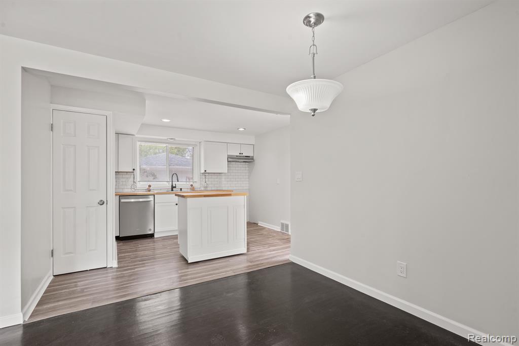 29377 Rambling Road Southfield, MI 48076 - Photo 5 of 18