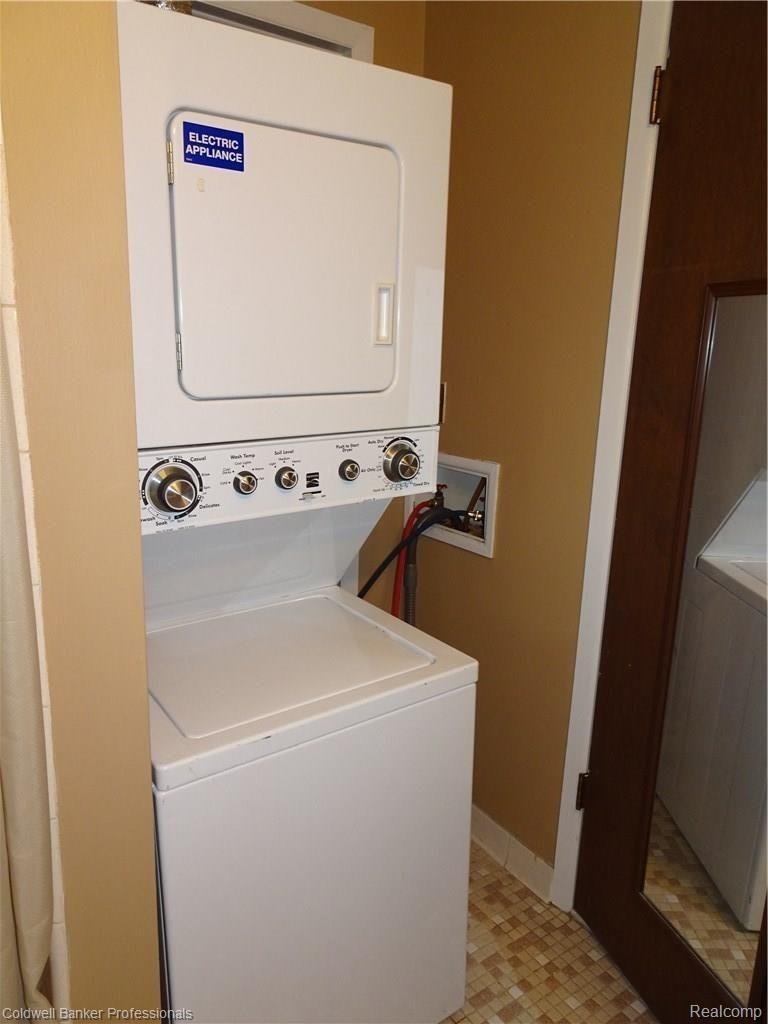 5263 Highland Road, Unit 209 Waterford, MI 48327 - Photo 13 of 23 DSC02624.JPG