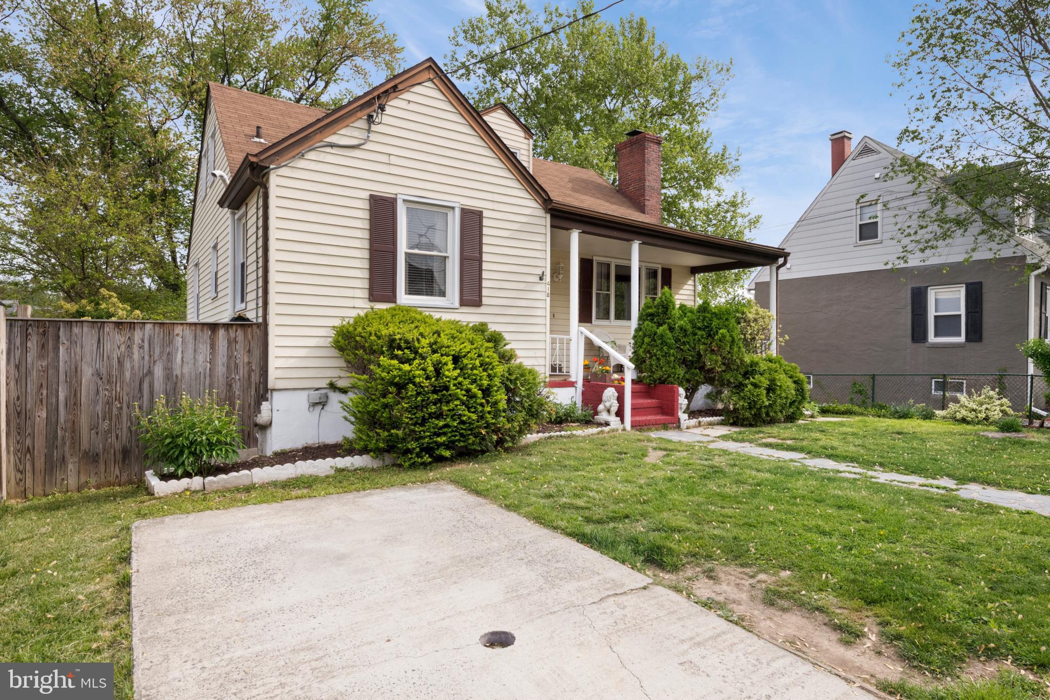 418 Cresswell Road Baltimore, MD 21225 - Photo 3 of 41 A fenced yard and neat as a pin!