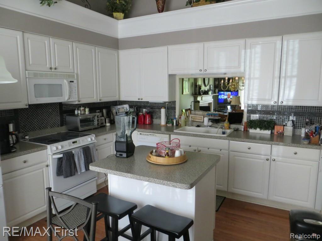 1341 Copper Circle, Unit 33 Rochester, MI 48306 - Photo 9 of 37 Kitchen with view into dining area & great room