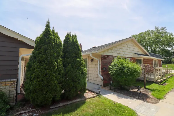 $250,000 | 5324 Woodbridge Lane South, Greenfield, WI 53221