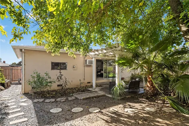 a view of a house with backyard