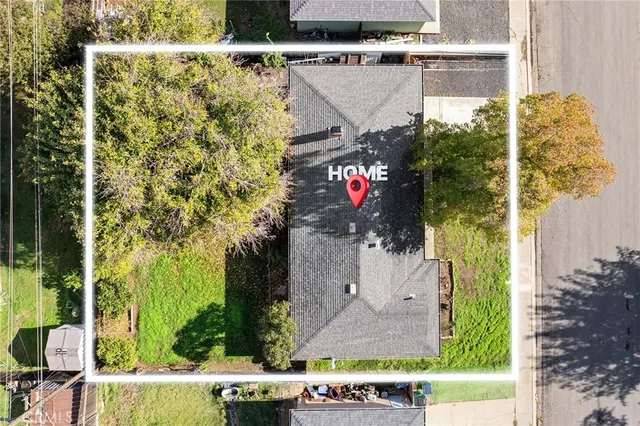 a picture of a book shelf