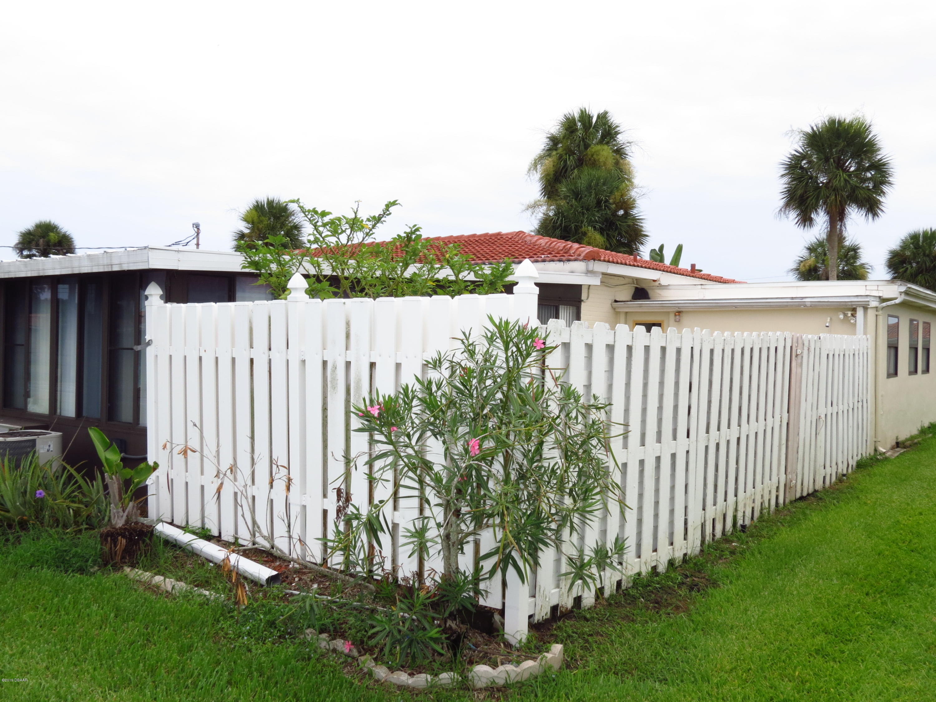 624 Robin Road, Unit A Ormond Beach, FL 32176 - Photo 19 of 31 back corner of yard