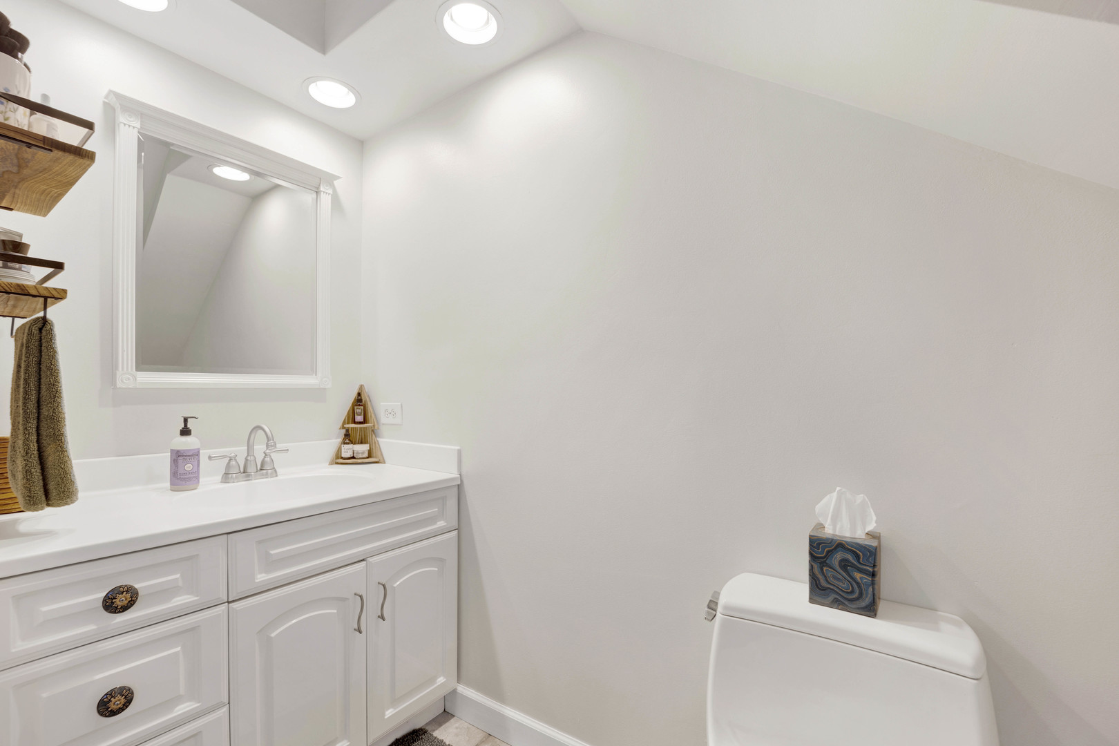 103 Pine Avenue Riverside, IL 60546 - Photo 19 of 42 a bathroom with a sink and a mirror