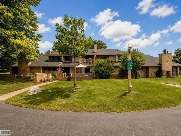 $225,000 | 1527 South Hill Boulevard, Bloomfield Hills, MI 48304