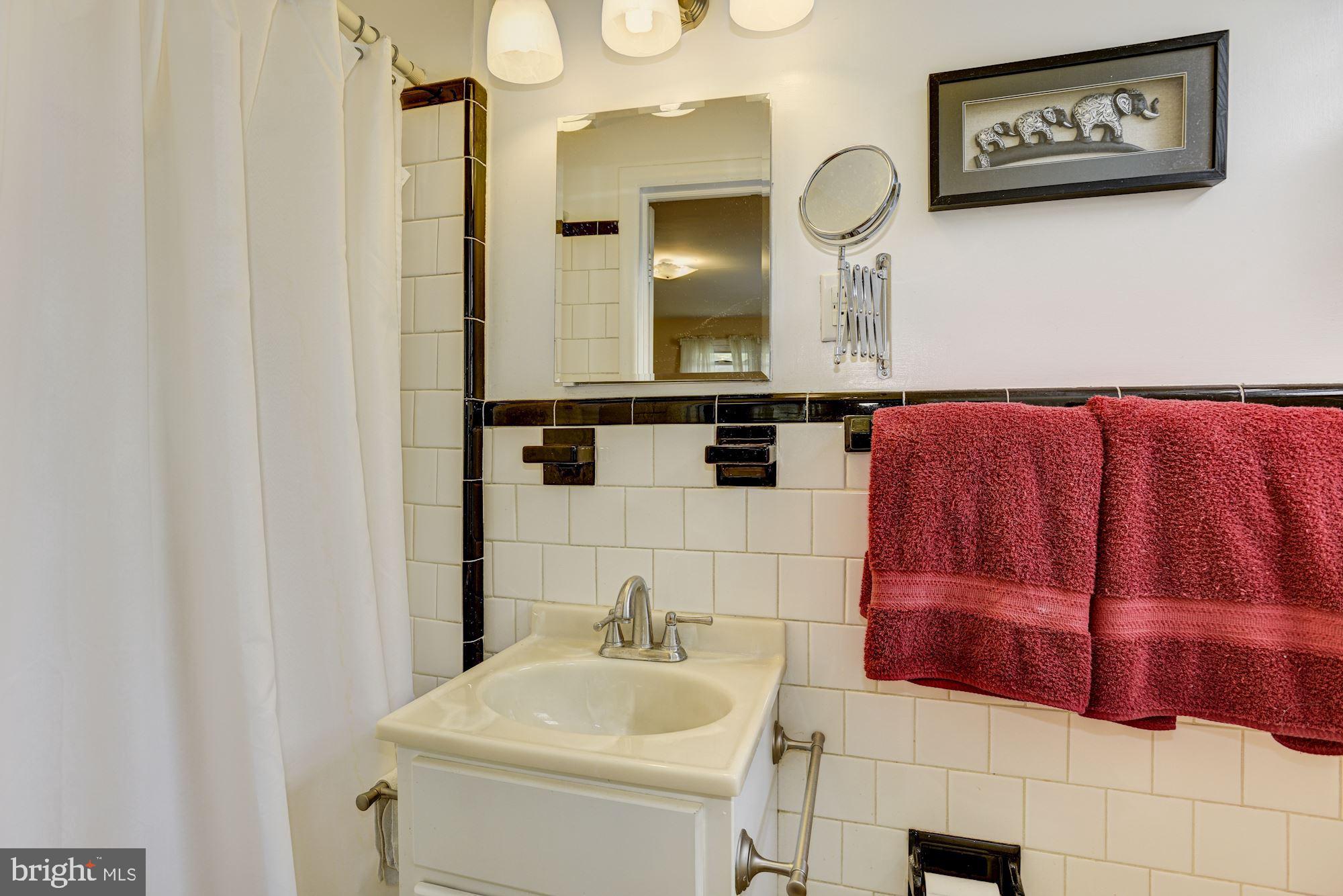 232 Rollingbrook Way Baltimore, MD 21228 - Photo 11 of 26 En-Suite Full Bath