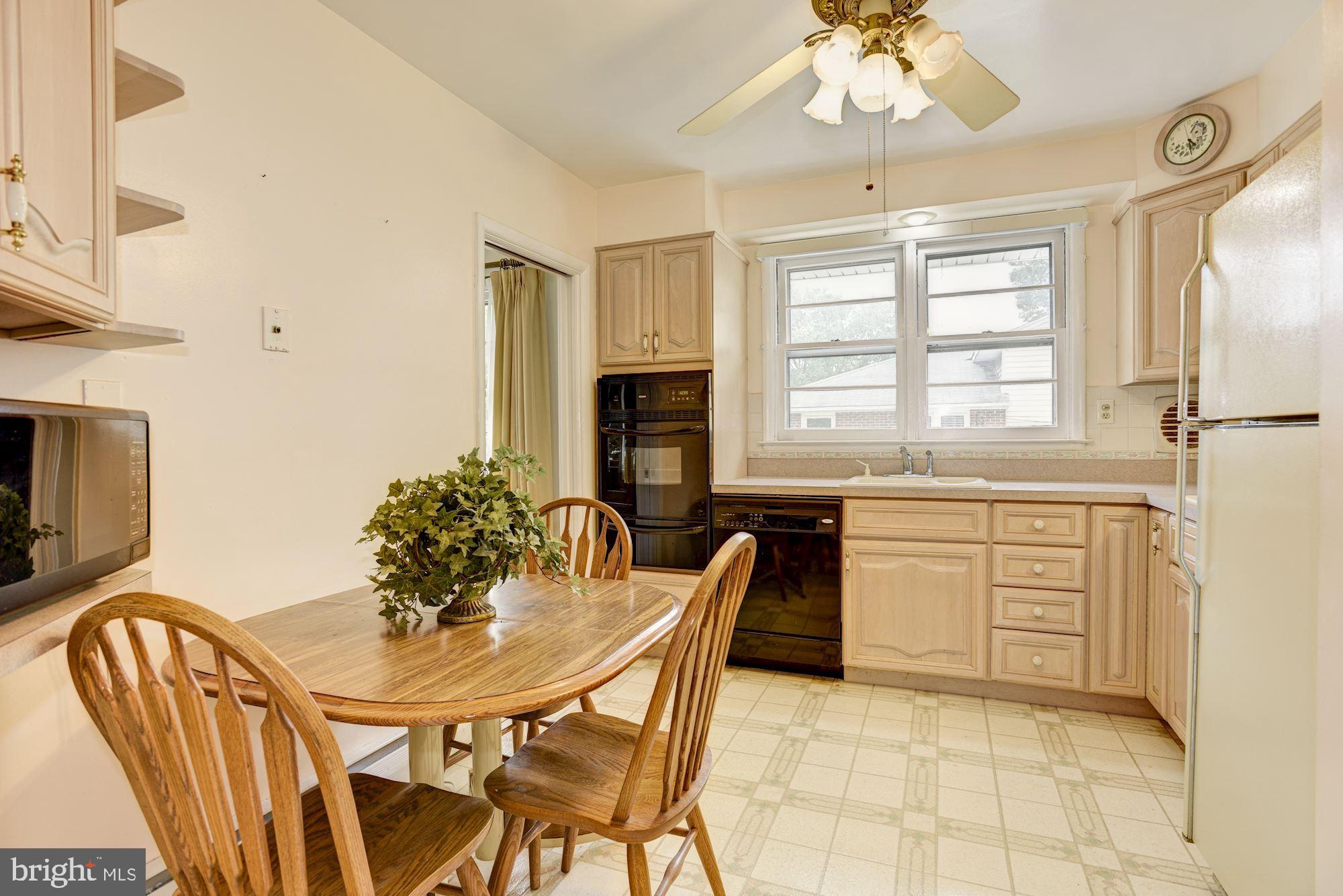 232 Rollingbrook Way Baltimore, MD 21228 - Photo 5 of 26 Eat-In Kitchen