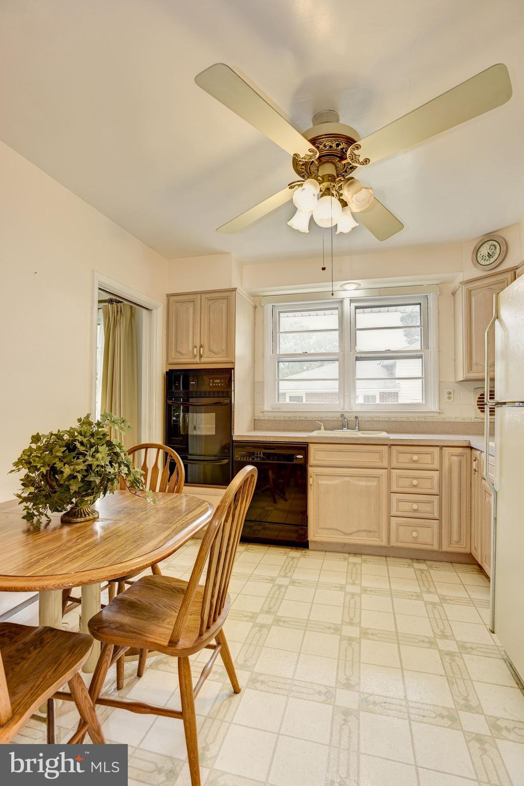 232 Rollingbrook Way Baltimore, MD 21228 - Photo 6 of 26 Eat-In Kitchen