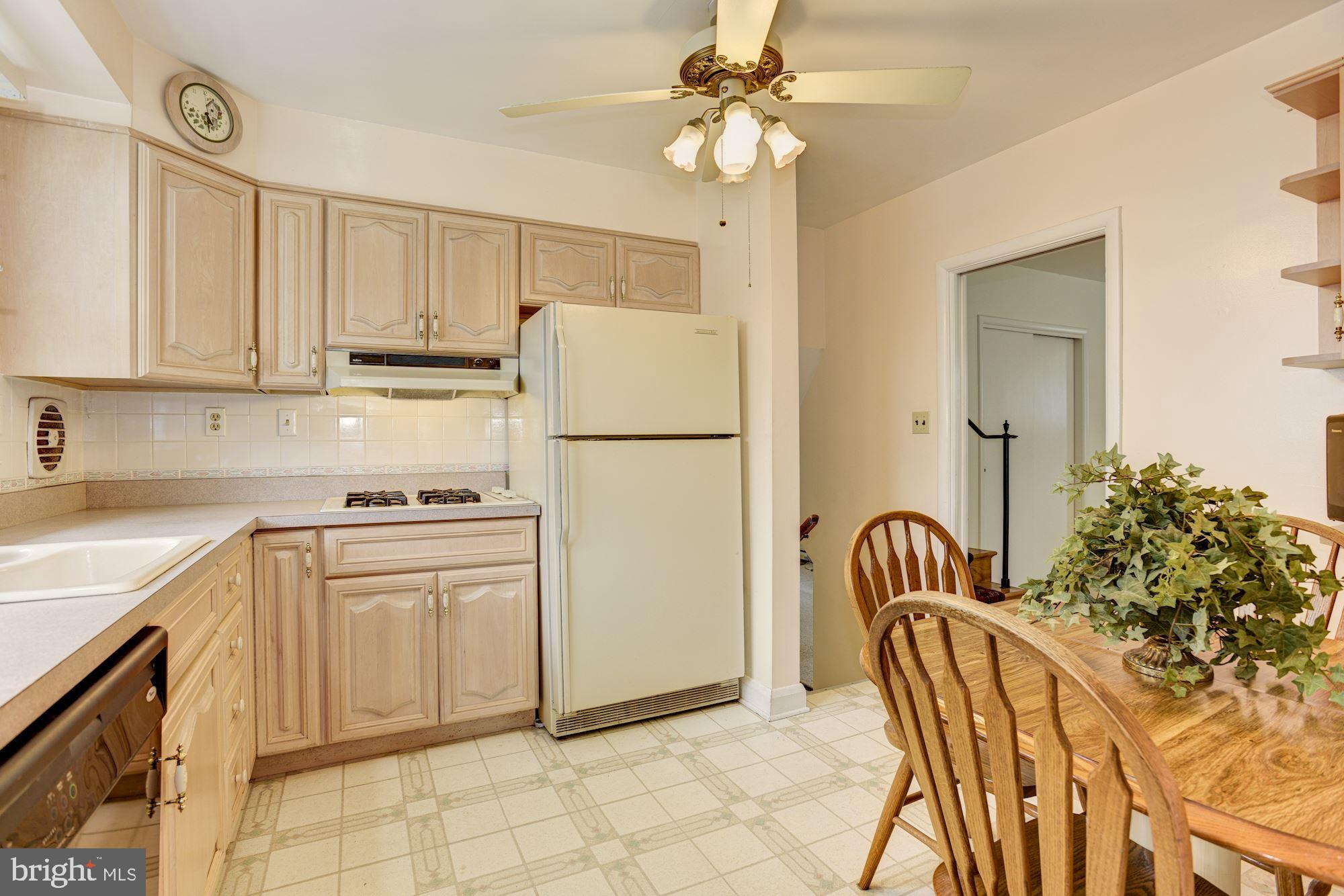232 Rollingbrook Way Baltimore, MD 21228 - Photo 7 of 26 Eat-In Kitchen